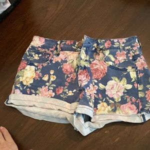 Floral stretchy shorts